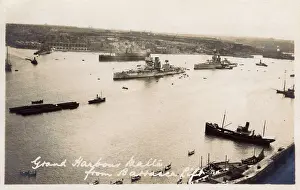 Barrakka: Valletta, Malta - View of the Grand Harbour