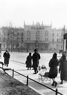 Strollers: Variete Plaza in Berlin, 1930