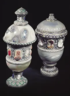 Agate: Two vases with cap