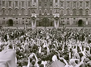 VE Day - crowds at Buckingham Palace