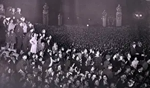 Apr20: VE Day - Crowds on VE night