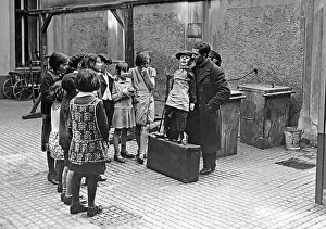 Tons: Ventriloquist in the courtyards of Berlin, 1932