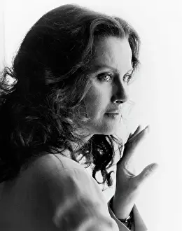 Nora: Veronica Hamel - woman - actress
