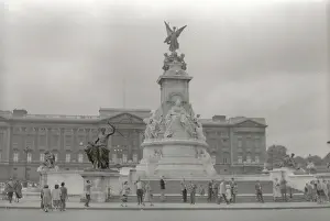 Nigel Sorrell: Victoria Memorial, Buckingham Palace