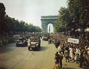 Vive: Victory parade on the Champs Elysees. Crowds ?