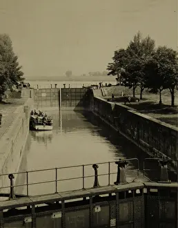Sluices: Vienna 19 Nussdorf. Ship sluice at the junction