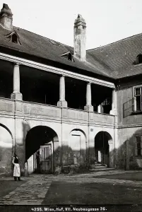 Courtyards: Vienna 7: Courtyard in Neubaugasse