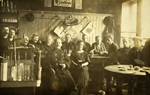 Innkeeper: Vienna: Group photo of numerous guests in