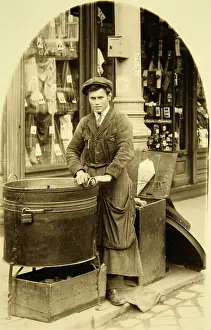 Chestnuts: Vienna: Maronibrater with his frying pan
