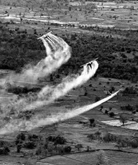Napalm: VIETNAM WAR, Crop duster airplanes spray ?