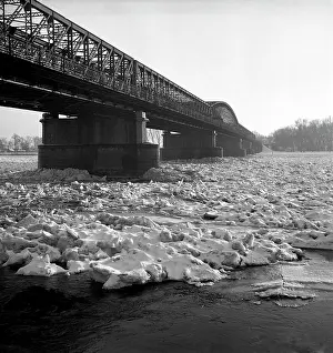 Zima: View of frozen Danube River in Bratislava
