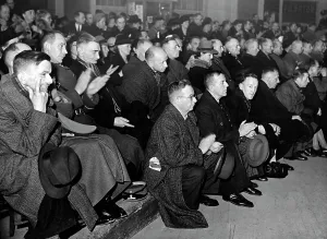 Applaud: View of a fully occupied Sportpalast, where