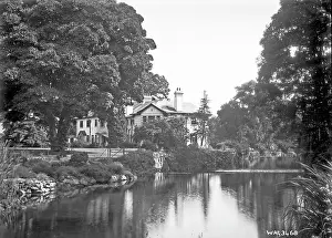 Weir: Side view of a large mansion, location unknown