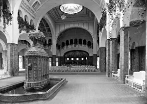 Revolving: View of the lobby with the revolving orchestra