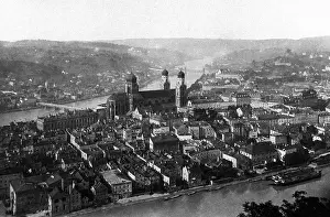 Smokes: View of the old town of Passau, 1907