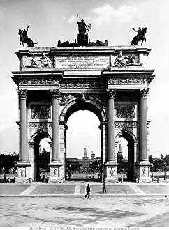 Cagnola: View with people of Milan