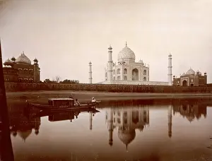 Mughal: View of the Taj Mahal in Agra, India