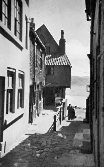 Hindi: View down Tin Ghaut, Whitby, North Yorkshire