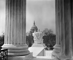 Rs5wnlcgr: View of the U.S. Capitol from the portico of the