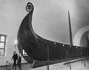 Longship: VIKING LONGSHIP