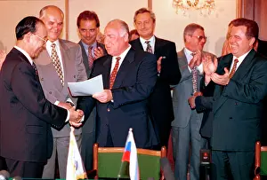 Investment: Viktor Chernomyrdin greets Sun-Young Kim, 1996