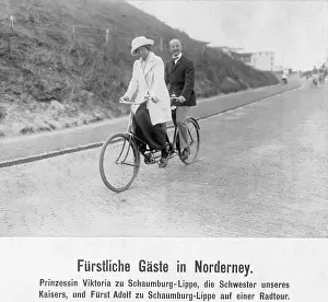 Excursion: Viktoria of Schaumburg-Lippe with her husband on a tandem