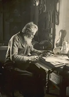 Stradivarius: VIOLIN MAKER 1930S