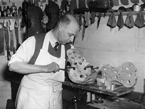 Template: VIOLIN MAKER