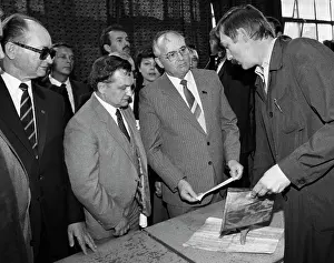 Measuring: Visit of Mikhail Gorbachev to Poland