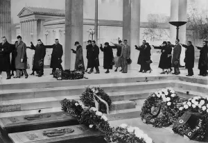Coffins: Visitors in the Ehrentempel (Temples of Honour) in Munic
