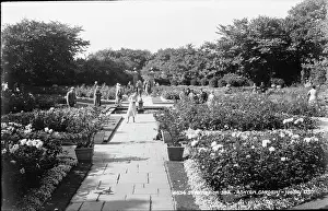 Ashton: Visitors Enjoying Ashton Garden