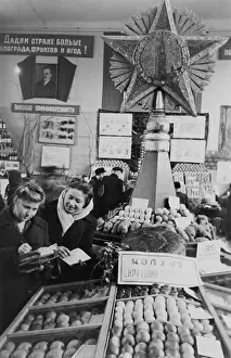 Moldova: Visitors at the fruit and vegetable stand of a