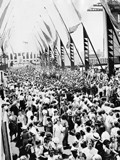 Repeated: Visitors at the site of the World's Fair in Chicago, 1934