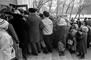 Queues: Vital goods shortage, 1989