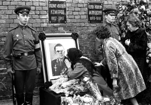 Komarov: V.Komarov's funeral in Moscow