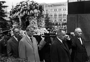 Nikolaev: V.Komarov's funeral in Moscow