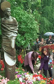 Admirers: Vladimir Vysotsky's grave, 1995