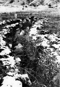Decline: Volkssturm member during shooting practice in a field, 1944