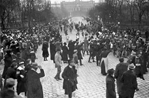 Overthrow: Volunteer Corps troops march over Maximilian Bridge