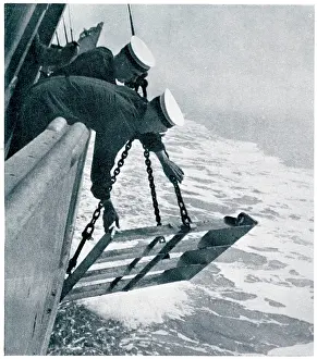 Jul19: Volunteer mine-sweeper trainees lowering weight, Sept 1939