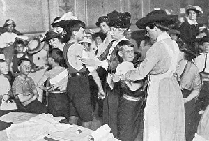 Bandaging: Volunteer nurses learning to bandage, outbreak of WW1