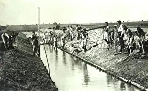 Freiwilliger: Volunteers at the construction of a drainage