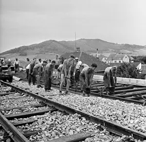 Brod: Volunteers lay rail