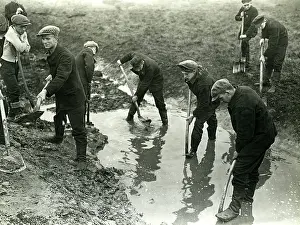 Drain: Volunteers working in a road construction in Vogtsbrugge