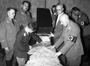 1933 1945: Vote counting in Berlin during the referendum on the Hea