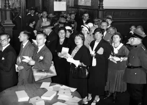 Queuing: Voting at Anhalter Bahnhof at the referendum on the head