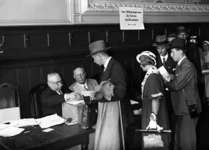 Anhalter: Voting at Anhalter Bahnhof at the referendum on the head