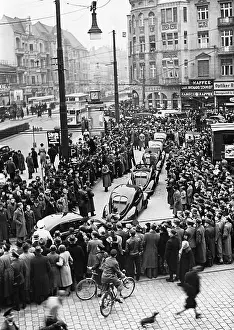 Admired: VW Beetle in front of the Steglitz town hall, 1939