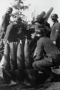 Artillerymen: Waffen-SS artillerymen - Eastern Front, 1942