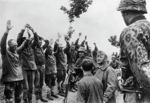 Waffen: Waffen-SS with Russian prisoners, 1941